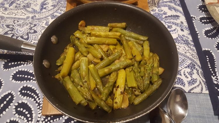 How to cook asparagus on the stove with Button Mushrooms
